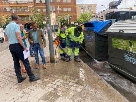Jacobo Calvo supervisa la limpieza de contenedores (AYTO. GRANADA) Jacobo Calvo supervisa la limpieza de contenedores (AYTO. GRANADA)