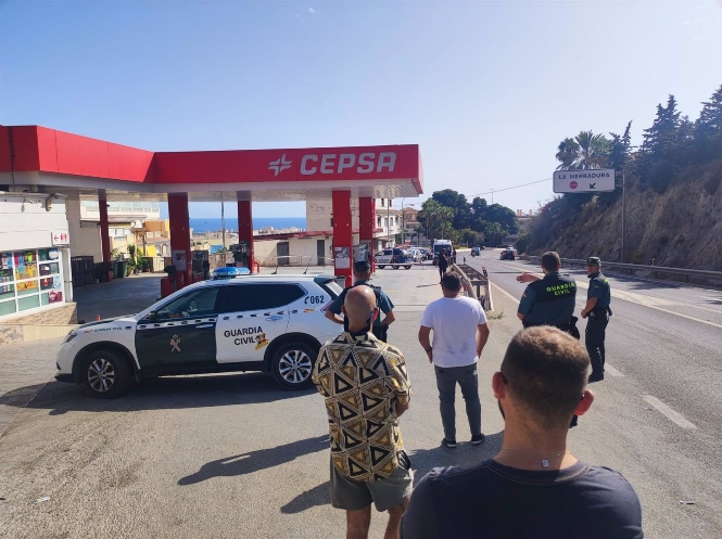 Gasolinera acordonada en La Herradura, el pasado miércoles (AYUNTAMIENTO) 