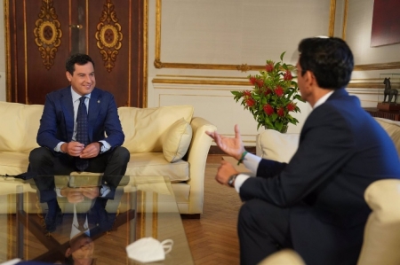 El presidente de la Junta de Andalucía, Juanma Moreno (c), se reúne con el alcalde de Granada (EUROPA PRESS) 