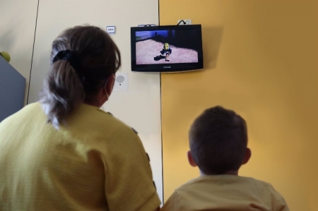 Un menor ingresado y su abuela disfrutan de la película (JUNTA DE ANDALUCÍA) Un menor ingresado y su abuela disfrutan de la película (JUNTA DE ANDALUCÍA)