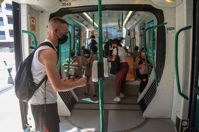 Usuario del Metro validando el viaje (JUNTA) 