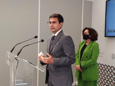 El alcalde de Granada, Francisco Cuenca, y la rectora de la Universidad de Granada (UGR), Pilar Aranda, en una foto de archivo (AYUNTAMIENTO) El alcalde de Granada, Francisco Cuenca, y la rectora de la Universidad de Granada (UGR), Pilar Aranda, en una foto de archivo (AYUNTAMIENTO)