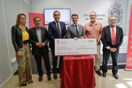 Entrega del cheque al Ayuntamiento de Granada (JAVIER ALGARAR / AYUNTAMIENTO) Entrega del cheque al Ayuntamiento de Granada (JAVIER ALGARAR / AYUNTAMIENTO)