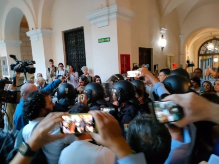 Detractores y simpatizantes de Macarena Olona, a su llegada a la Facultad de Derecho de Granada, rodeada de policías y periodistas (EUROPA PRESS) Detractores y simpatizantes de Macarena Olona, a su llegada a la Facultad de Derecho de Granada, rodeada de policías y periodistas (EUROPA PRESS)