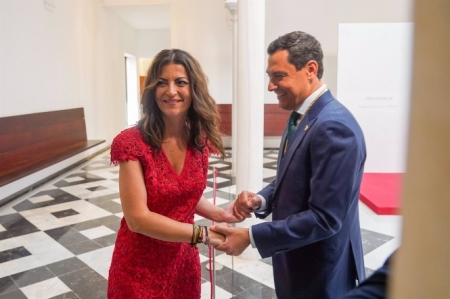 La portavoz de Vox, Macarena Olona, felicita a el Presidente de la Junta, Juanma Moreno, la toma de posesión como presidente de la XII legislatura (EDUARDO BRIONES / EUROPA PRESS) La portavoz de Vox, Macarena Olona, felicita a el Presidente de la Junta, Juanma Moreno, la toma de posesión como presidente de la XII legislatura (EDUARDO BRIONES / EUROPA PRESS)