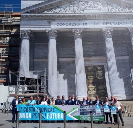 La plataforma por las infraestructuras de la Costa Tropical, ante el Congreso, este pasado miércoles (PLATAFORMA POR LAS INFRAESTRUCTURAS DE LA COSTA) La plataforma por las infraestructuras de la Costa Tropical, ante el Congreso, este pasado miércoles (PLATAFORMA POR LAS INFRAESTRUCTURAS DE LA COSTA)