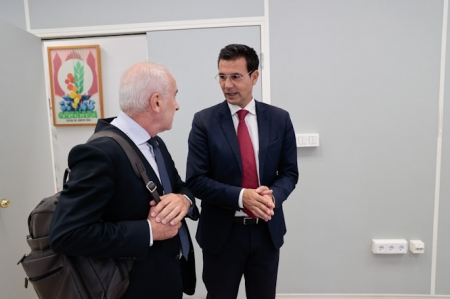 El alcalde de Granada, Francisco Cuenca, acompañado por el presidente de la Real Federación de Hermandades y Cofradías de Granada, Armando Ortiz(JAVIER ALGARRA/ AYUNTAMIENTO) El alcalde de Granada, Francisco Cuenca, acompañado por el presidente de la Real Federación de Hermandades y Cofradías de Granada, Armando Ortiz(JAVIER ALGARRA/ AYUNTAMIENTO)