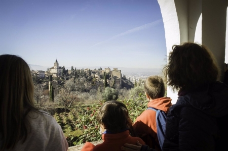 Una familia visita la Alhambra (PATRONATO DE LA ALHAMBRA)