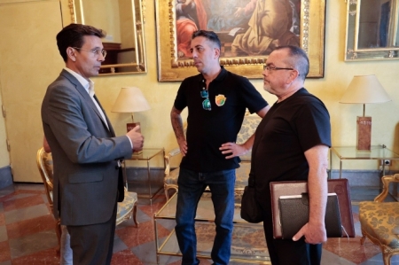 El alcalde de Granada, Francisco Cuenca, primero por la izquierda en la imagen, con representantes de la Gremial del Taxi (AYUNTAMIENTO) El alcalde de Granada, Francisco Cuenca, primero por la izquierda en la imagen, con representantes de la Gremial del Taxi (AYUNTAMIENTO)