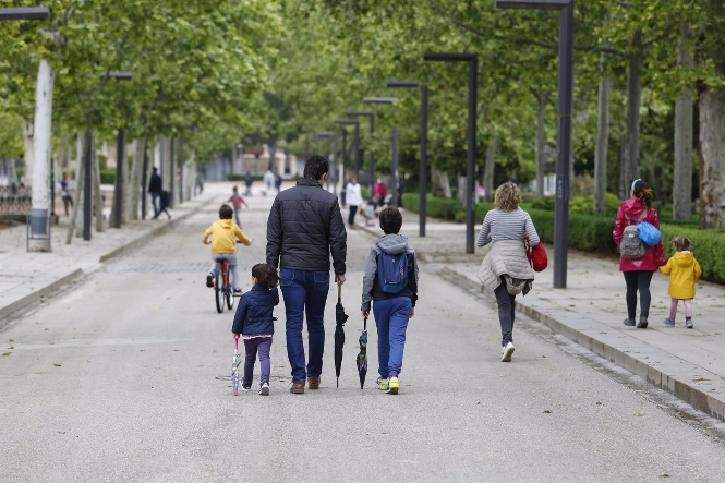 Familias con niños pasean al aire libre (ÁLEX CÁMARA - EUROPA PRESS) 
