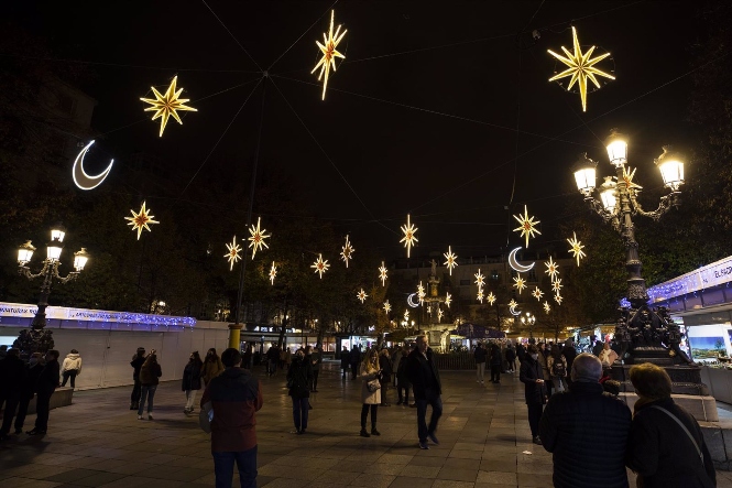 Encendido del alumbrado navideño en buena parte de las calles del centro de la ciudad a 01 de diciembre del 2021 en Granada (ÁLEX CÁMARA - EUROPA PRESS) 