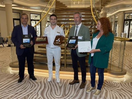 Primera escala en Motril (Granada) del Seven Seas Splendor, a cuyo capitán se ha entregado una metopa (AUTORIDAD PORTUARIA DE MOTRIL)