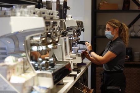Una camarera sirviendo café en un bar (ÁLEX CÁMARA - EUROPA PRESS) Una camarera sirviendo café en un bar (ÁLEX CÁMARA - EUROPA PRESS)