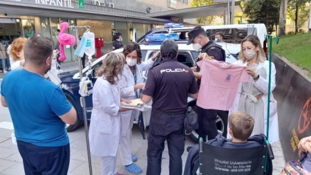 Niños ingresados en el Virgen de las Nieves conocen la labor de la Policía Nacional (HOSPITAL VIRGEN DE LAS NIEVES) Niños ingresados en el Virgen de las Nieves conocen la labor de la Policía Nacional (HOSPITAL VIRGEN DE LAS NIEVES)