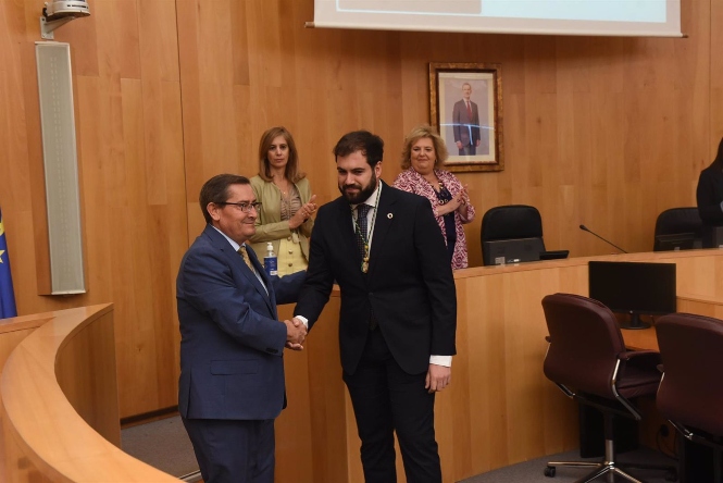 El presidente de la Diputación de Granada, José Entrena, y el nuevo portavoz de Vox en la institución provincial, Gustavo de Castro (DIPUTACIÓN) 