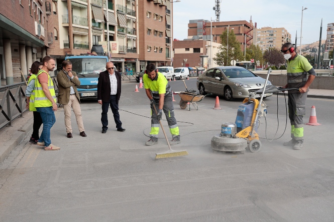 Actuaciones en una rotonda (JAVIER ALGARRA / AYUNTAMIENTO)