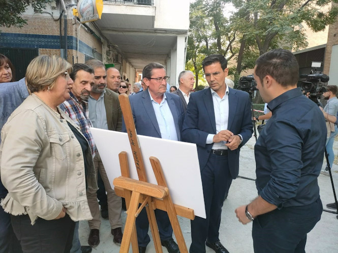 El alcalde de Granada, Francisco Cuenca, segundo por la derecha, en una visita a la barriada de La Paz con el presidente de la Diputación, José Entrena, a su izquierda (EUROPA PRESS)