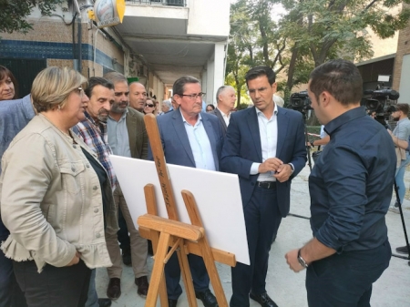 El alcalde de Granada, Francisco Cuenca, segundo por la derecha, en una visita a la barriada de La Paz con el presidente de la Diputación, José Entrena, a su izquierda (EUROPA PRESS) El alcalde de Granada, Francisco Cuenca, segundo por la derecha, en una visita a la barriada de La Paz con el presidente de la Diputación, José Entrena, a su izquierda (EUROPA PRESS)