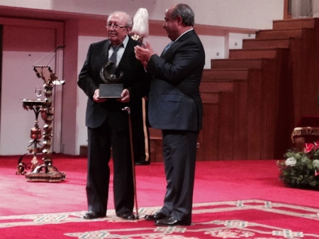 Rafael Guillén, cuando recogió el Premio Lorca de manos del entonces alcalde de Granada, José Torres Hurtado (EUROPA PRESS)