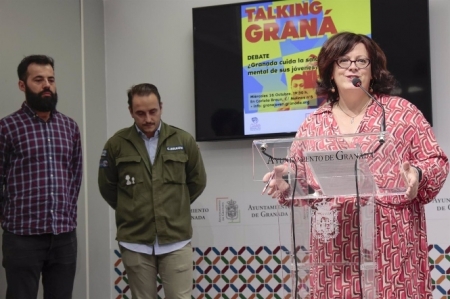 Sandra Rodríguez atiende a los medios en presencia de dos de los promotores de los nuevos espacios para jóvenes de Granada (AYUNTAMIENTO) Sandra Rodríguez atiende a los medios en presencia de dos de los promotores de los nuevos espacios para jóvenes de Granada (AYUNTAMIENTO)