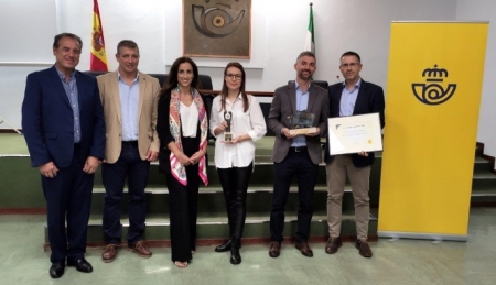 Los premiados reciben el galardón (CORREOS)
