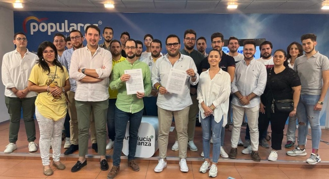 Javier Bravo con miembros de Nuevas Generaciones del PP (PP)