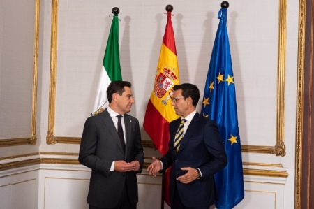 El presidente de la Junta de Andalucía Juanma Moreno (i) y el alcalde de Granada Francisco Cuenca (d) saludándose a la llegada para la reunión que tendrán lugar hoy en el Palacio de San Telmo (FRANCISCO J. OLMO) El presidente de la Junta de Andalucía Juanma Moreno (i) y el alcalde de Granada Francisco Cuenca (d) saludándose a la llegada para la reunión que tendrán lugar hoy en el Palacio de San Telmo (FRANCISCO J. OLMO)
