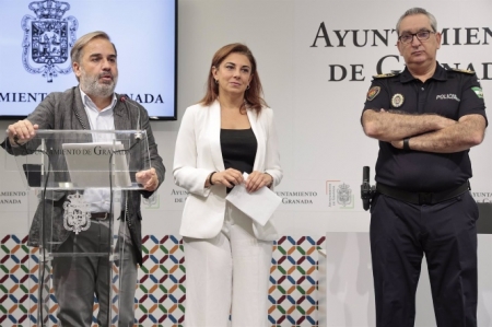 Jacobo Calvo atiende a la prensa, en presencia de Raquel Ruz y José Antonio Moreno (AYUNTAMIENTO) Jacobo Calvo atiende a la prensa, en presencia de Raquel Ruz y José Antonio Moreno (AYUNTAMIENTO)