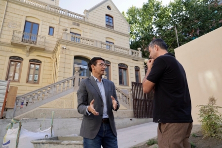 El alcalde de Granada, Francisco Cuenca, en el centro en la imagen de archivo, ante el antiguo Hospital de la Salud, que se propone como sede de la nueva Agencia Estatal de la IA (AYUNTAMIENTO) El alcalde de Granada, Francisco Cuenca, en el centro en la imagen de archivo, ante el antiguo Hospital de la Salud, que se propone como sede de la nueva Agencia Estatal de la IA (AYUNTAMIENTO)