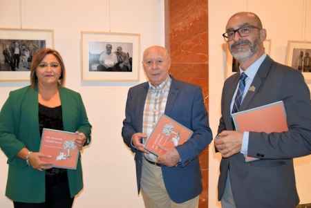 Antonio Carvajal entre el alcalde de Albolote y la Concejal de Cultura (AYTO. ALBOLOTE)