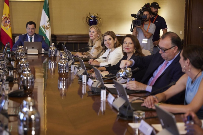 El presidente de la Junta de Andalucía, Juanma Moreno, preside el Consejo de Gobierno (JOAQUÍN CORCHERO / EUROPA PRESS) 