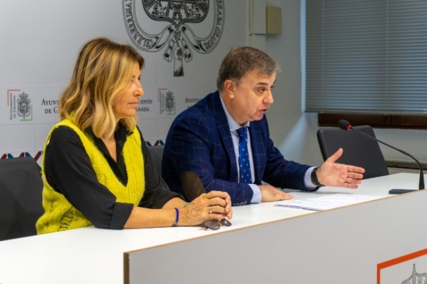 Eva Martín y Frnacisco Fuentes en rueda de prensa PP) Eva Martín y Frnacisco Fuentes en rueda de prensa PP)