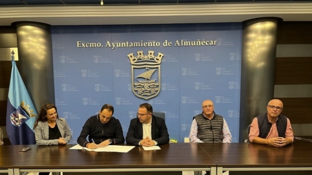 Imagen de la firma del convenio (AYTO. ALMUÑÉCAR) Imagen de la firma del convenio (AYTO. ALMUÑÉCAR)