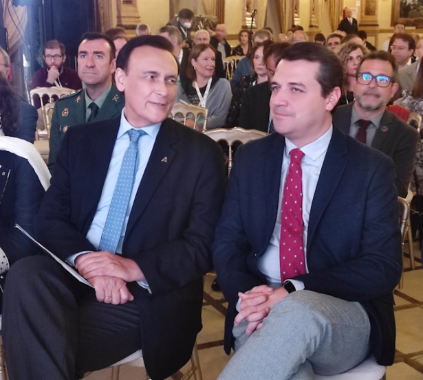 Gómez Villamandos (izda.) habla con el alcalde de Córdoba, José María Bellido (EUROPA PRESS)