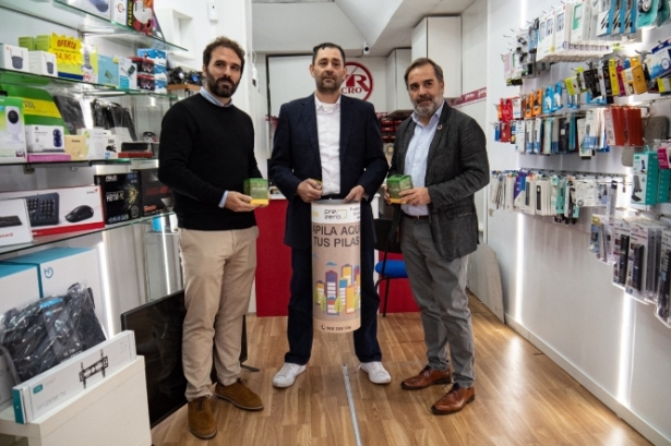 Imagen de la visita a uno de los comercios (AYTO. GRANADA) Imagen de la visita a uno de los comercios (AYTO. GRANADA)