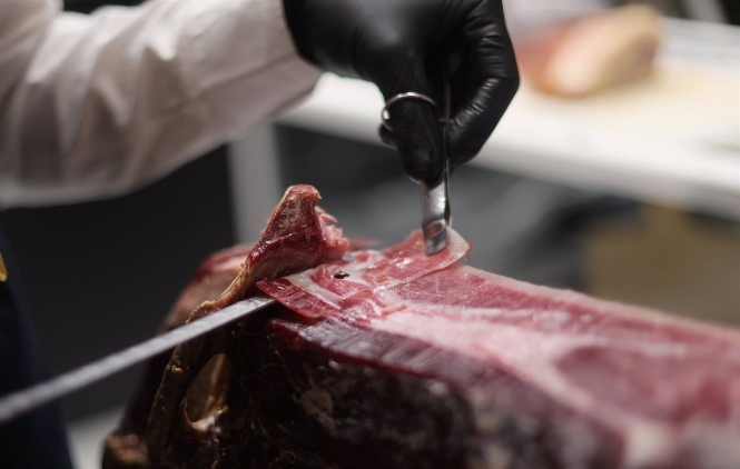 Un jamonero corta jamón (EDUARDO PARRA - EUROPA PRESS) 