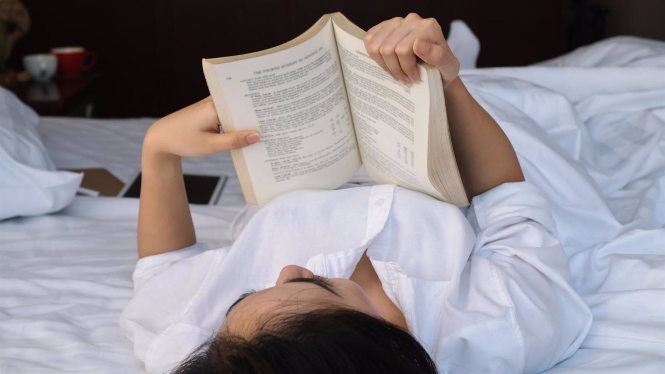 Imagen de recurso de una mujer leyendo (UGR)