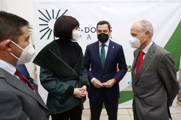 La ministra de Ciencia e Innovación, Diana Morant, junto con el presidente de la Junta de Andalucía, Juanma Moreno (ÁLEX CÁMARA / EUROPA PRESS) La ministra de Ciencia e Innovación, Diana Morant, junto con el presidente de la Junta de Andalucía, Juanma Moreno (ÁLEX CÁMARA / EUROPA PRESS)