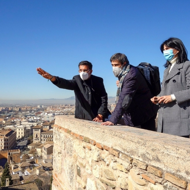 El alcalde de Granada, Francisco Cuenca, el director general de Bellas Artes del Gobierno de España, Isaac Sastre de Diego, y la subdelegada del Gobierno en Granada, Inmaculada López Calahorro, en un tramo de la muralla Zirí (AYTO. GRANADA) 