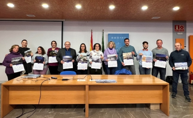 Los fotógrafos participantes en el calendario junto al equipo de Gobierno (AYTO. GÜÉJAR SIERRA) Los fotógrafos participantes en el calendario junto al equipo de Gobierno (AYTO. GÜÉJAR SIERRA)