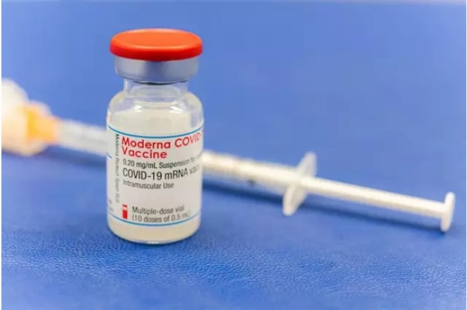 Una jeringuilla detrás de un vial de la vacuna de Moderna contra la COVID-19  (MOHSSEN ASSANIMOGHADDAM/DPA)