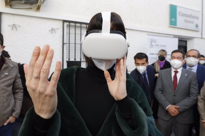 La ministra de Ciencia e Innovacion, Diana Morant, con unas gafas de realidad virtual (ÁLEX CÁMARA / EUROPA PRESS)