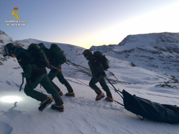 Imagen de archivo de un rescate en Sierra Nevada. (EUROPA PRESS/GUARDIA CIVIL) Imagen de archivo de un rescate en Sierra Nevada. (EUROPA PRESS/GUARDIA CIVIL)
