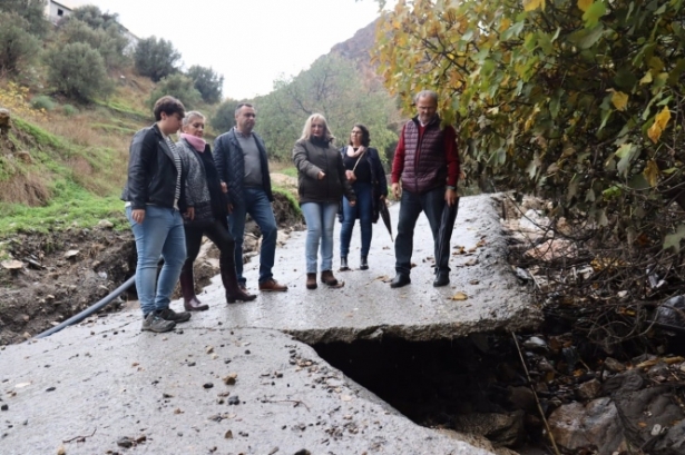 Visita del PP a Ízbor al hilo de la falta de agua potable tras las riadas (PP)