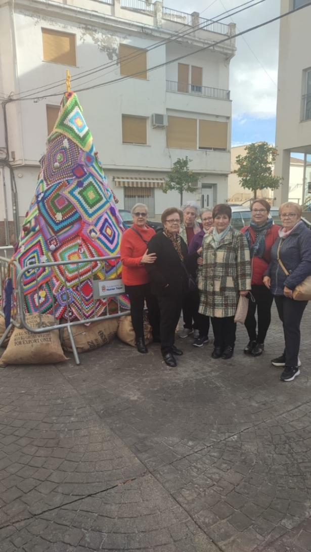 Mujeres hueteñas posan junto al árbol de Navidad de crochet (AYTO. HUÉTOR TÁJAR) Mujeres hueteñas posan junto al árbol de Navidad de crochet (AYTO. HUÉTOR TÁJAR)