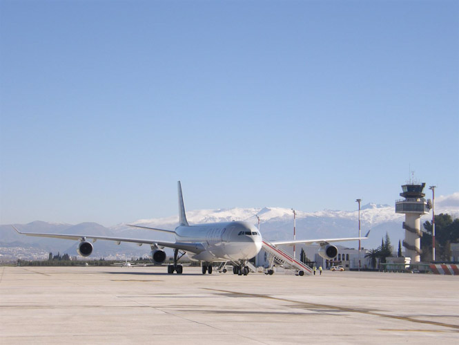 El aeropuerto de Granada acoge el aterrizaje de un Airbus 340 (AENA )