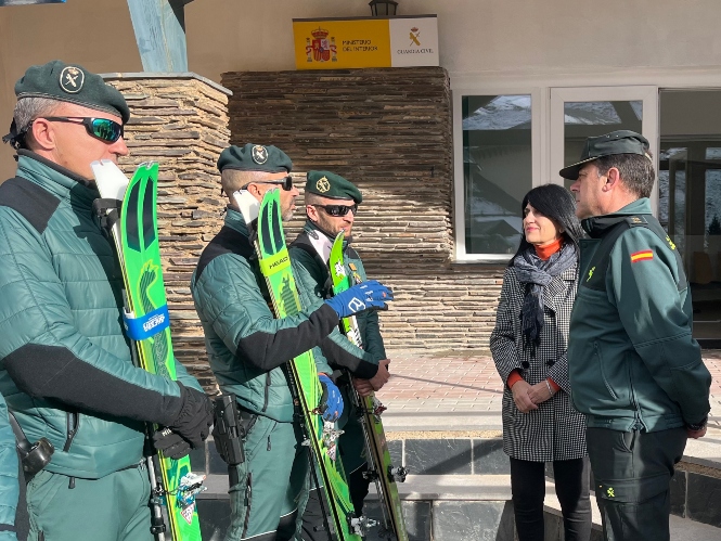 Inmaculada López Calahorro junto a Gaurdias Civiles (SUBDELEGACIÓN)