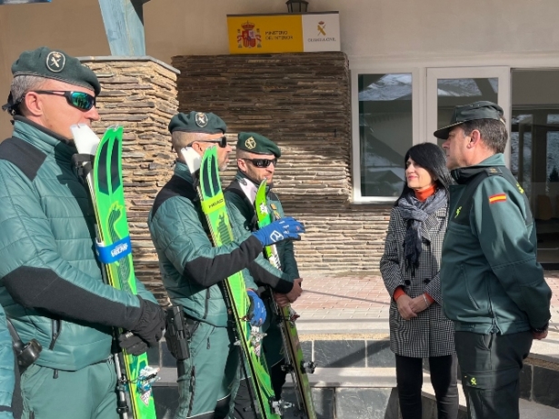 Inmaculada López Calahorro junto a Gaurdias Civiles (SUBDELEGACIÓN)