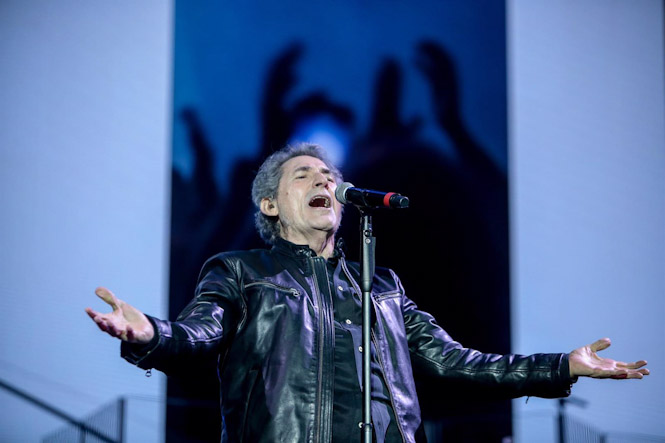 El cantante Miguel Ríos, durante un concierto en el Wizink Center (RICARDO RUBIO - EUROPA PRESS)