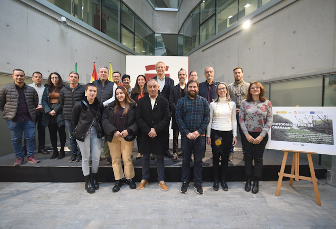 Foto de familia tras la presentación del proyecto (R. MARTÍNEZ/ DIPGRA)